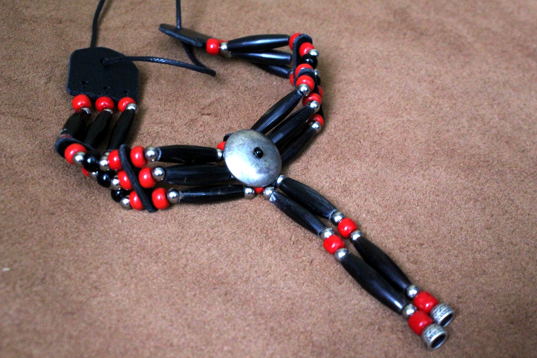 Traditional Lakota Choker, Red Buffalo Horn - Imagen 4