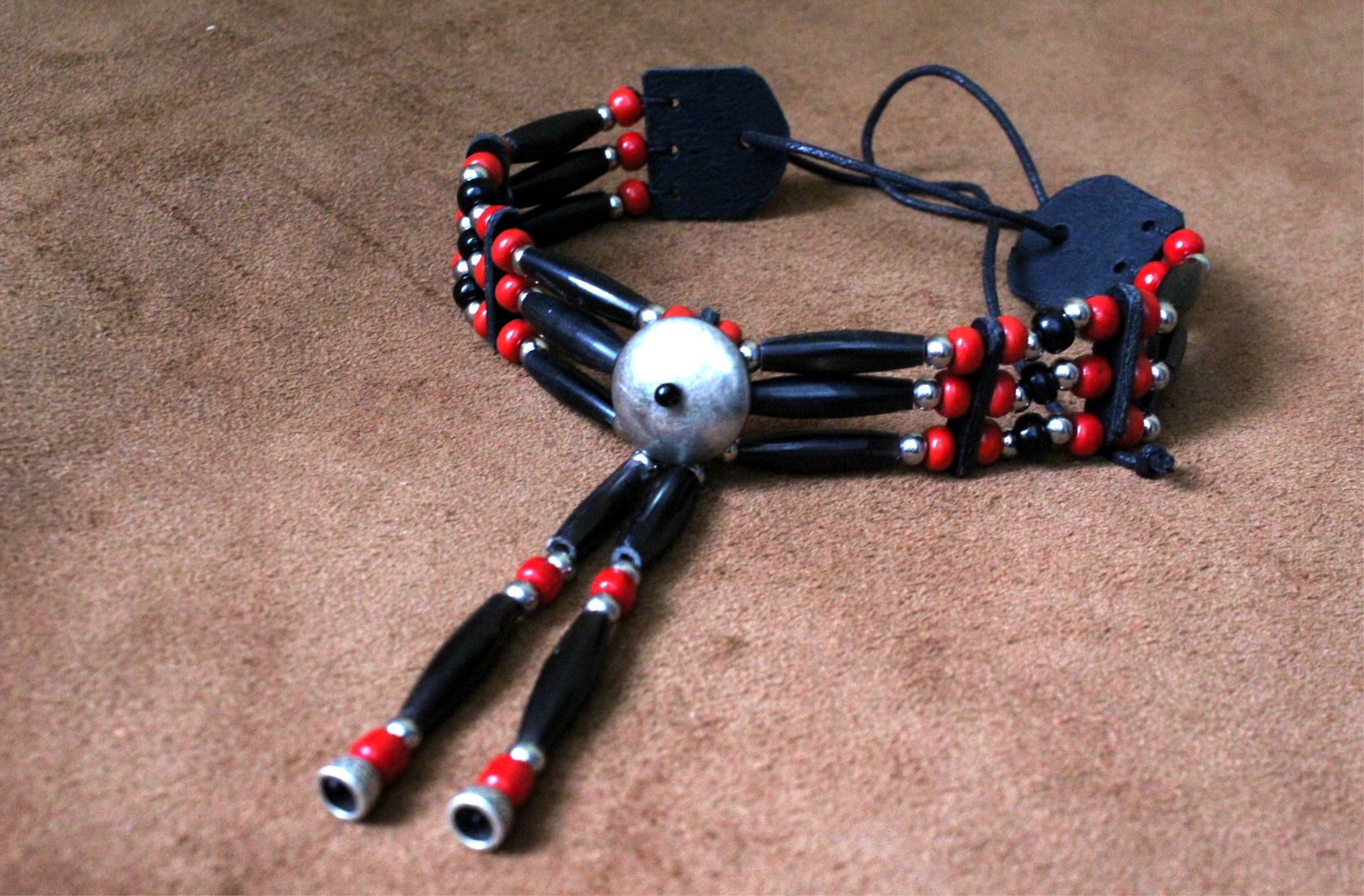 Traditional Lakota Choker, Red Buffalo Horn - Imagen 3