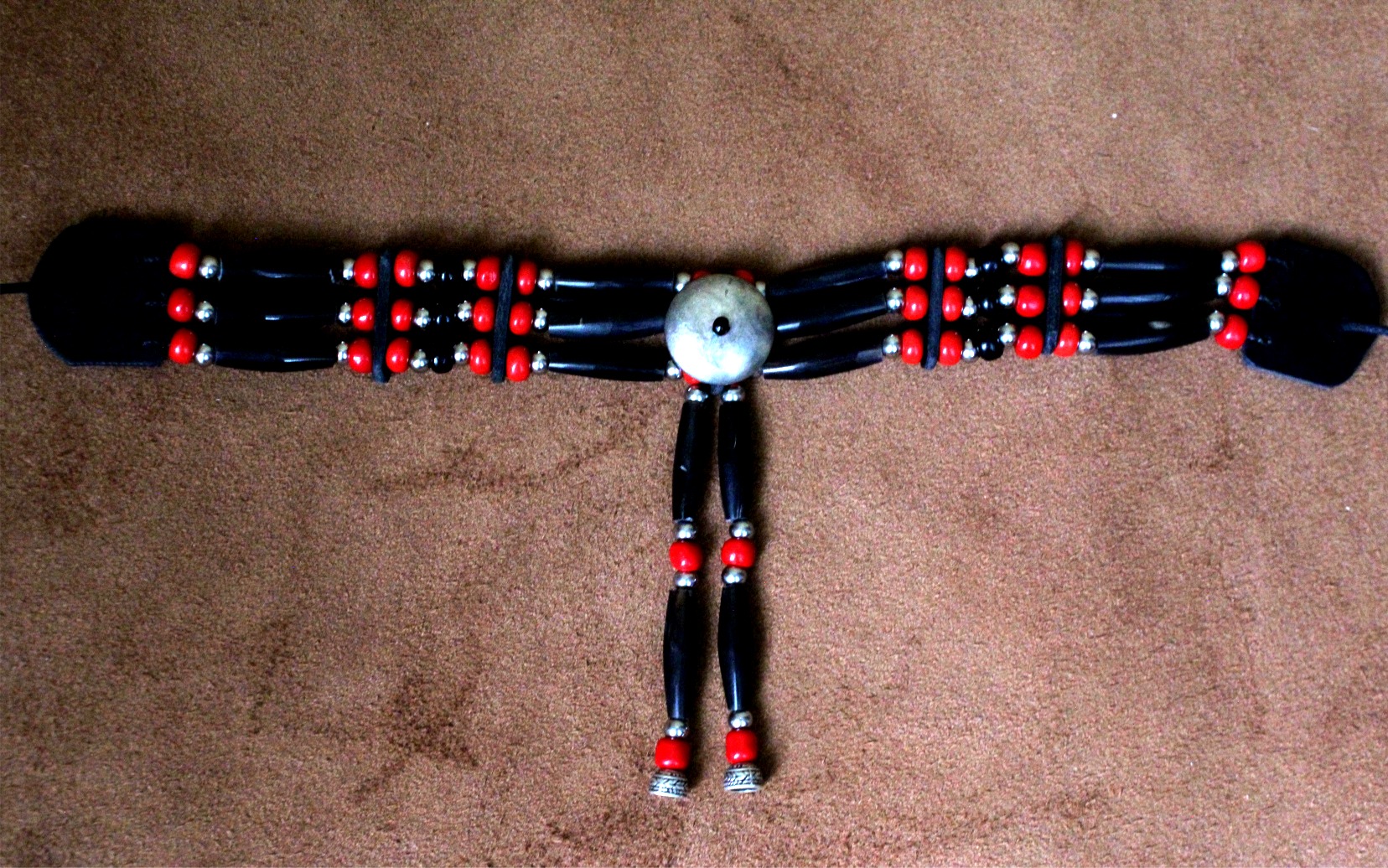 Traditional Lakota Choker, Red Buffalo Horn - Imagen 2