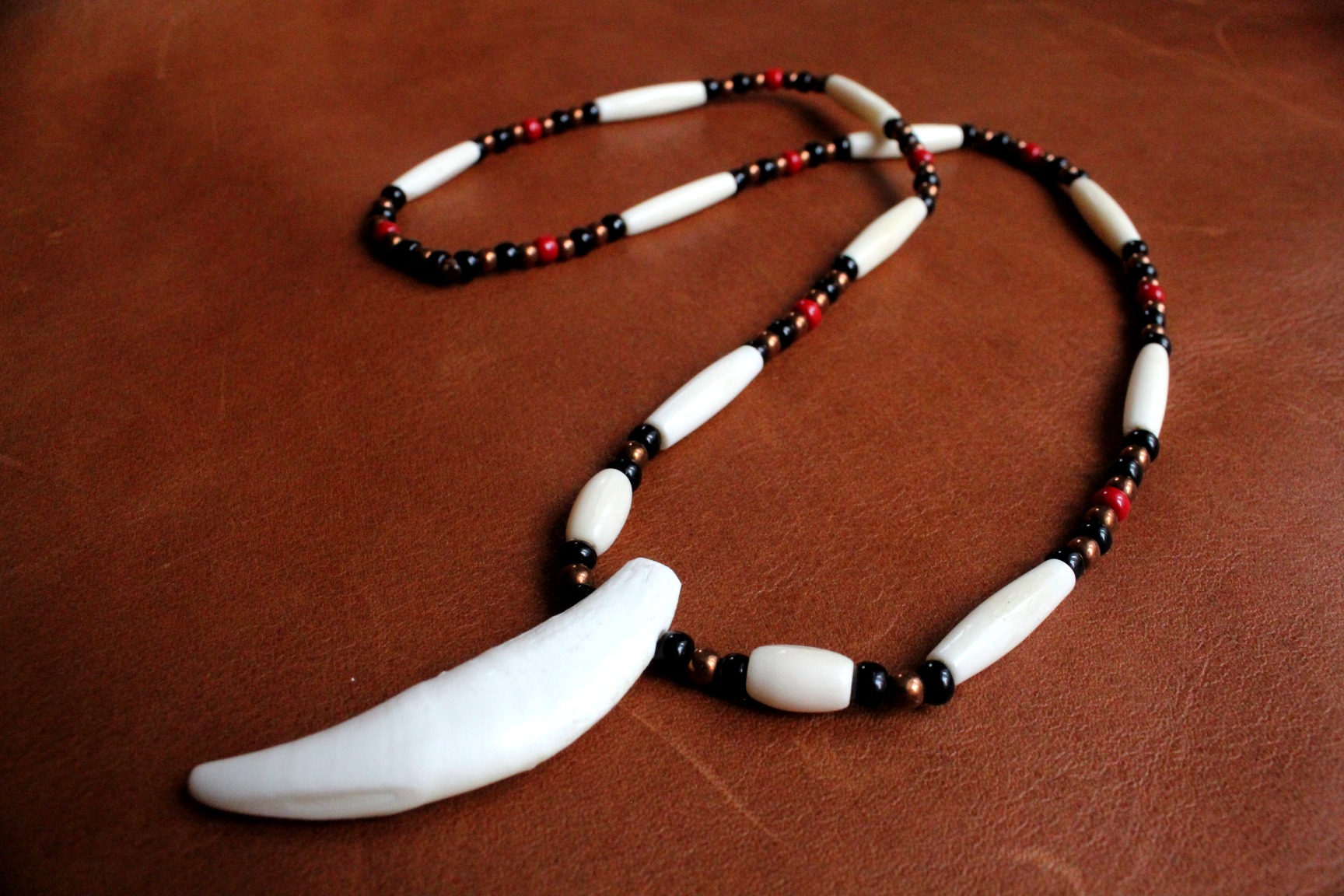 Wolf Fang Necklace, Replica Museum Quality - Imagen 4