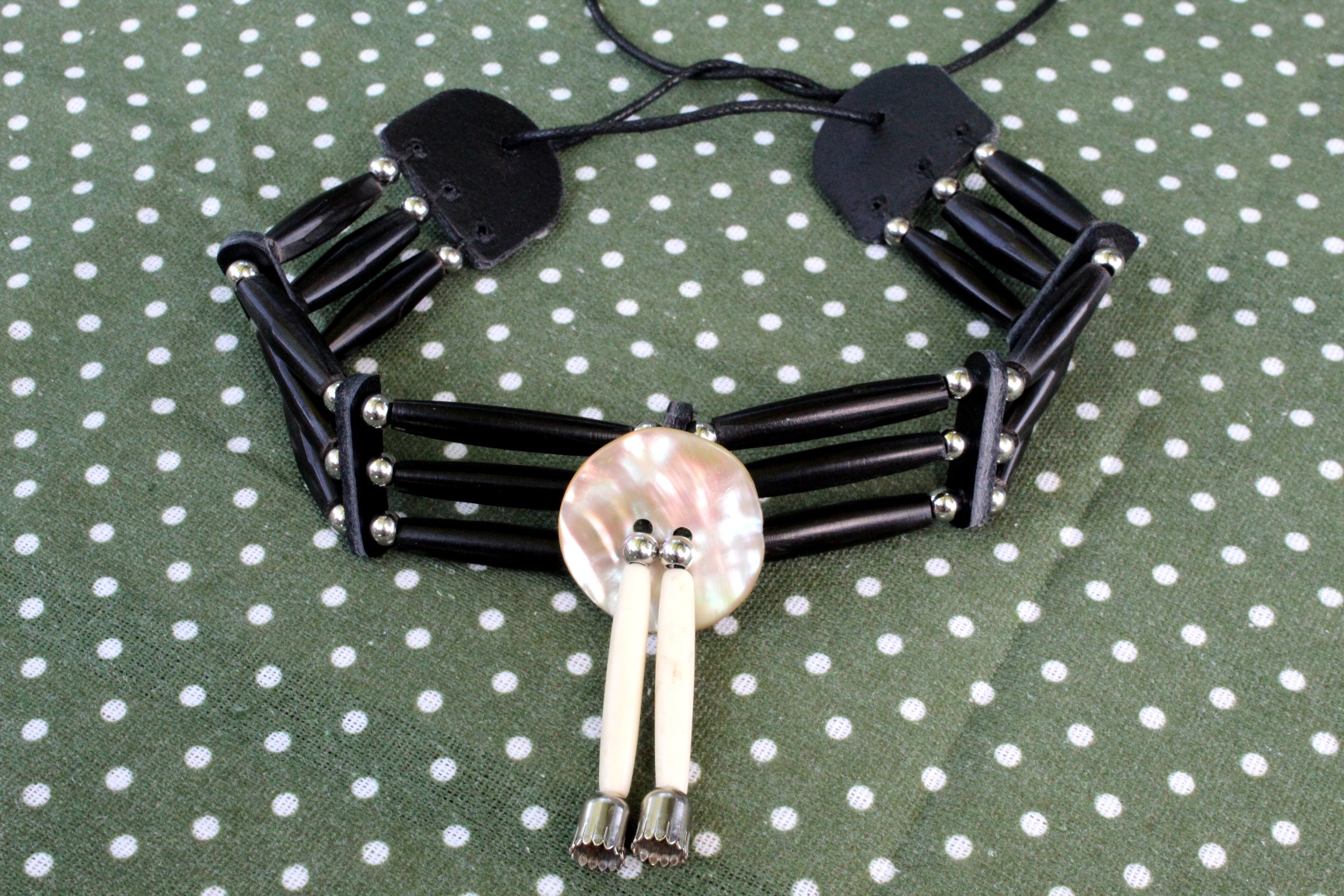 Traditional Lakota Choker, Large Buffalo Horn - Imagen 3