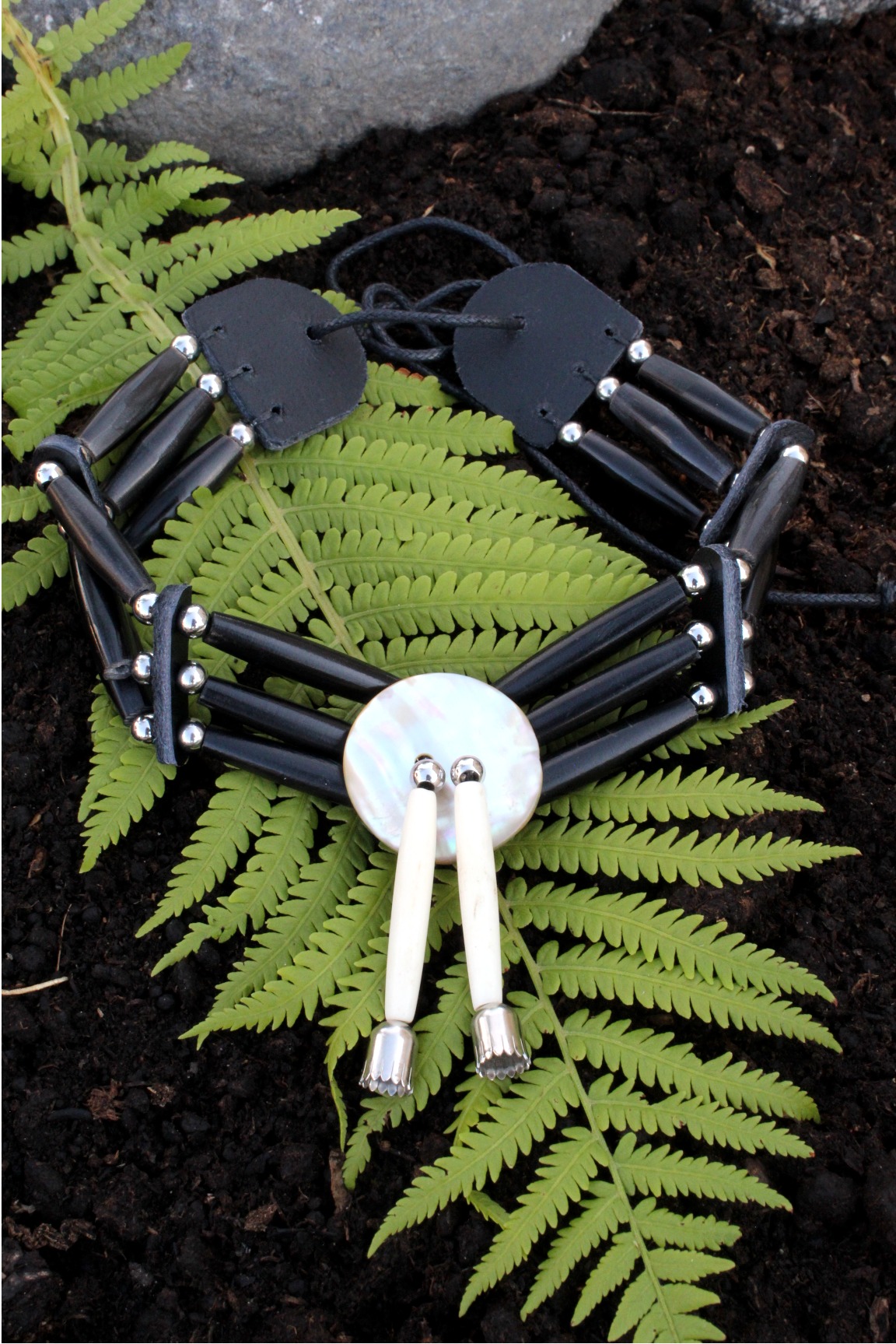 Traditional Lakota Choker, Large Buffalo Horn - Imagen 2